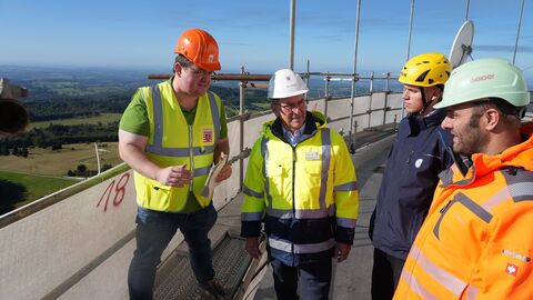 Höchste Baustelle Mittelhessens Auf der höchsten Baustelle Mittelhessens RP-Baukontrolleur: Stefan Runzheimer, Regierungspräsident Dr. Christoph Ullrich, Anton Neubauer von der Deutschen Funkturm GmbH und Bauleiter Timo Hildebrand während der Kontrolle auf dem Funkturm am Hoherodskopf.